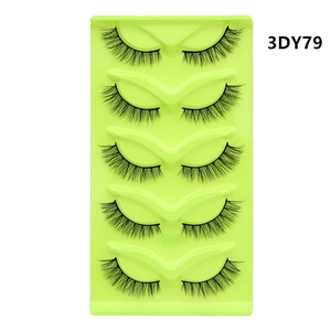 Close-up of 5 pairs of cat-eye false eyelashes in 3DY79 style on a light green tray