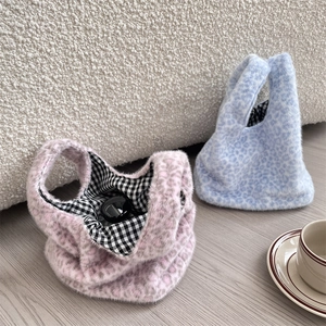 Détail du sac à main en peluche léopard montrant la fausse fourrure et la doublure
