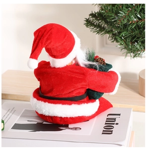 Vista posteriore dettagliata del Babbo Natale di peluche seduto su libri decorativi