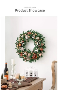 Détail d'une couronne de Noël festive avec lumières LED chaudes et inscription XMAS argentée