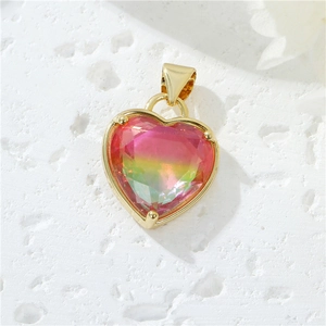 Dettaglio di un ciondolo a cuore placcato oro 14K con zircone sfumato rosa