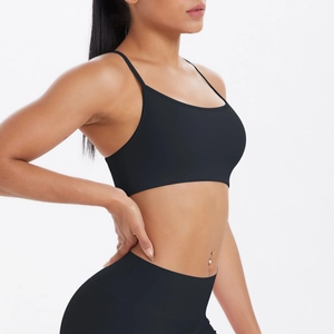 Vue latérale du soutien-gorge de sport noir à bretelles fines et legging taille haute