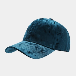 Gros plan sur la casquette en velours bleu marine montrant la texture et la visière