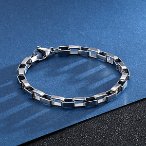 Dettaglio del bracciale a catena box in acciaio inossidabile argento con chiusura a moschettone