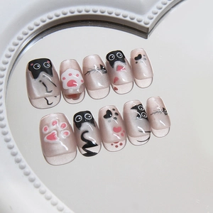 Cat eye kunstnagels met schattige kattenmotieven op een hartvormige spiegelbasis