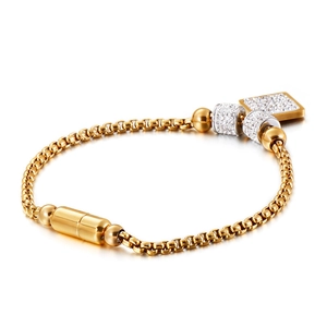 Élégant bracelet en titane doré avec breloques en zircone et chaîne en perles sur fond blanc