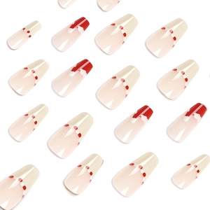 Faux ongles ballerine rouges et blancs pour Noël avec motifs de bonnets et de pois