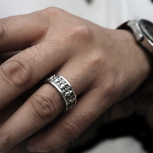 Macro shot of S925 silver ring featuring detailed continuous skull head relief carvings