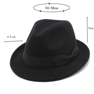 Dettaglio cappello in lana nera con misura 56-58cm e decorazione in nastro