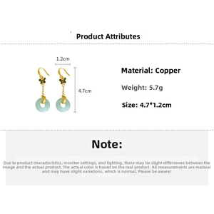 Vue détaillée de boucles d'oreilles papillon style jade, hauteur 4,7cm et poids 5,7g