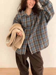 Vue détaillée de la chemise en flanelle à carreaux avec pantalon en velours côtelé et veste