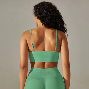 Dettaglio del reggiseno sportivo a coste verde menta con spalline sottili incrociate