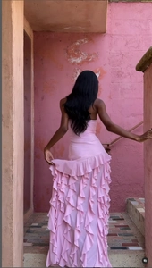 Détail des volants roses en cascade et de la silhouette ajustée de cette robe de soirée