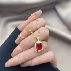Collier vintage en or avec pendentif rectangulaire en pierre rouge et halo de zircons