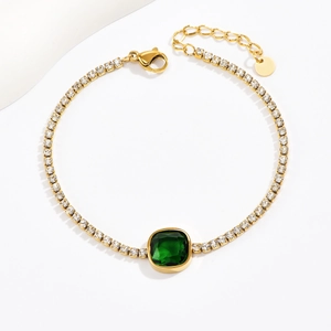 Detalle de pulsera de oro con gema de esmeralda cuadrada y engastes de circonita