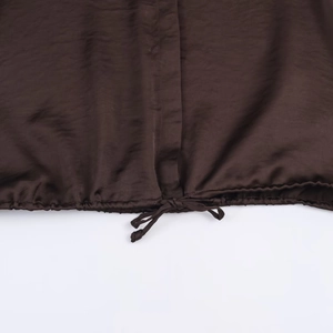 Camicia di raso marrone scuro da donna con orlo regolabile con coulisse e consistenza setosa