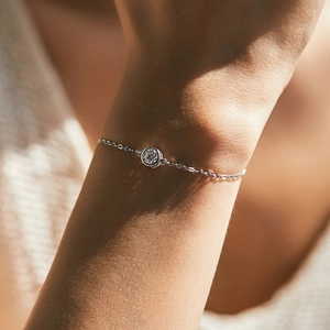 Elegant 925 sterling silver chain bracelet with a sparkling round moissanite stone