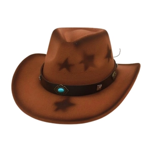 Cappello da cowboy marrone con motivo a stelle e cintura decorativa su fondo bianco