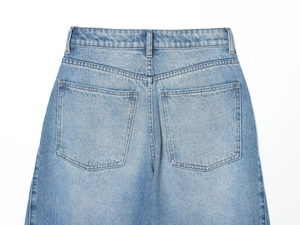 Detailansicht der hellblauen Balloon-Jeans mit Gesäßtaschen und gewaschener Denim-Textur