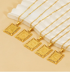 Détail des pendentifs carrés à lettres plaqués or 18 carats avec bordure dentelle rétro