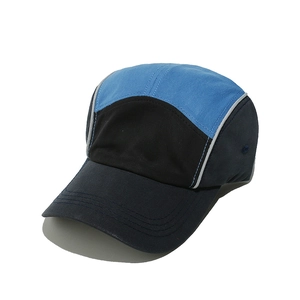 Dettaglio cappello skate a 5 pannelli con blocchi di colore blu e profili riflettenti
