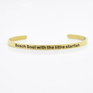 Dettaglio del bracciale rigido dorato 4mm in acciaio inox con incisione Beach Soul