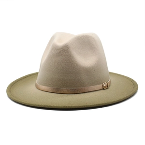 Détail d'un chapeau fedora en laine avec couronne beige, bord olive et ceinture en métal
