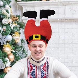 Détail d'un bonnet de Noël amusant en forme de jambes de Père Noël à l'envers