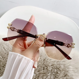 Lunettes de soleil polygonales sans monture avec verres dégradés et détails grecs dorés