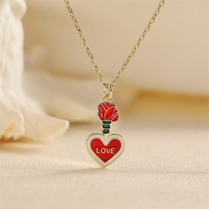 Collier doré vintage avec pendentif tulipe rose et cœur rouge émaillé écrit LOVE
