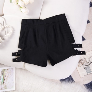 Vista piatta di pantaloncini neri a vita alta con fibbie e cinturini decorativi laterali