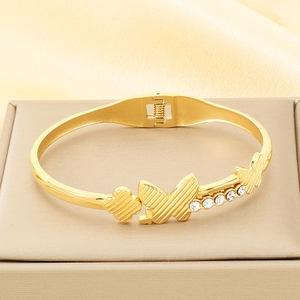 Vista dettagliata del bracciale a farfalla placcato oro 18 carati con strass lucenti