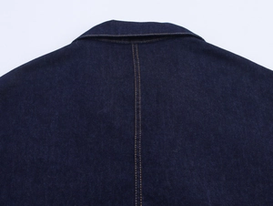 Detailansicht der Rückenpasse eines dunkelblauen Jeanshemds mit gelben Kontrastnähten
