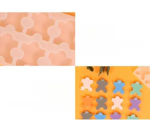 Vista dettagliata dello stampo in silicone per bambole con figure colorate finite