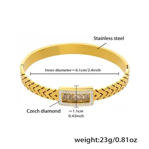 Dettaglio con dimensioni e bracciale in acciaio inossidabile placcato oro 18k con zirconi