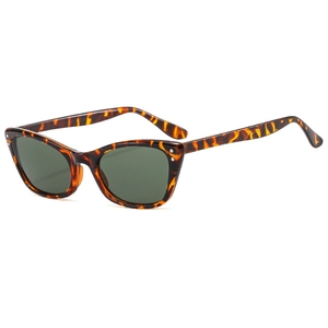 Lunettes de soleil œil-de-chat écaille de tortue avec verres foncés vue à 45 degrés
