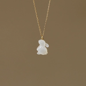 Exquis collier en acier inoxydable doré avec pendentif lapin en nacre blanche pour femme
