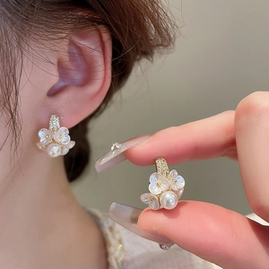 Boucles d'oreilles élégantes fleurs et perles avec strass et finition dorée pour femme