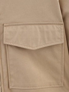Detailansicht der khakifarbenen Twill-Jacke mit großer Tasche und feiner Nahtführung