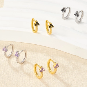 Dettaglio orecchini a cerchio in argento S925 con fiori di zircone in viola e nero