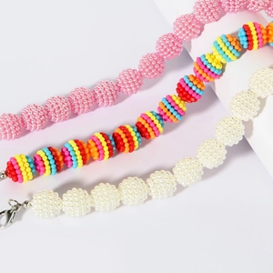 Collare per cani con perle arcobaleno, chiusura a moschettone e finitura lucida a perle