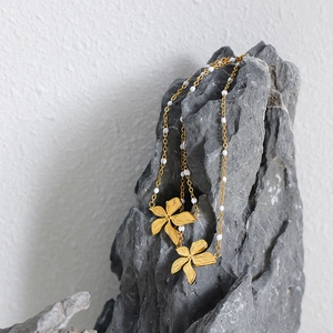 Collana in acciaio inossidabile dorato 18k con ciondolo a fiore e perle bianche