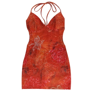 Détail de la mini robe dos nu rouge avec imprimé floral, strass et motifs de roses