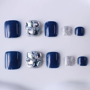 Unghie finte piedi corte blu navy lucido con glitter argento e strass decorativi