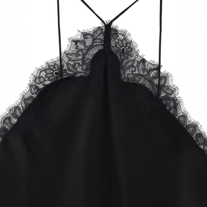 Robe nuisette en satin noir avec bordure en dentelle et col licou élégant pour femmes