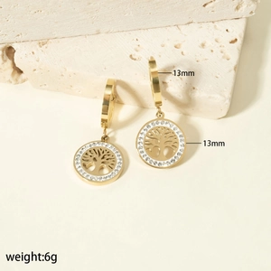 Détail de boucles d'oreilles arbre de vie de 13mm en acier doré avec cristaux brillants