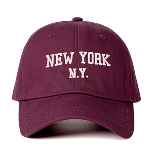 Burgunderfarbene Baseballkappe mit weißer New York Stickerei aus Baumwoll-Twill