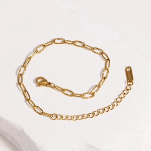 Vista dettagliata del bracciale a catena in acciaio inossidabile placcato oro 18K su marmo