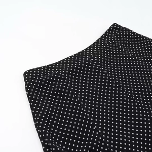 Detailansicht des schwarzen Polka-Dot-Stoffs mit Fokus auf Bund und gewebte Textur