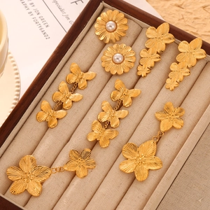 Élégantes Boucles D Oreilles Pendantes Fleur Papillon Acier Titane Plaqué Or Rétro Texturées Künstliche Perle Pour Femmes Bijoux